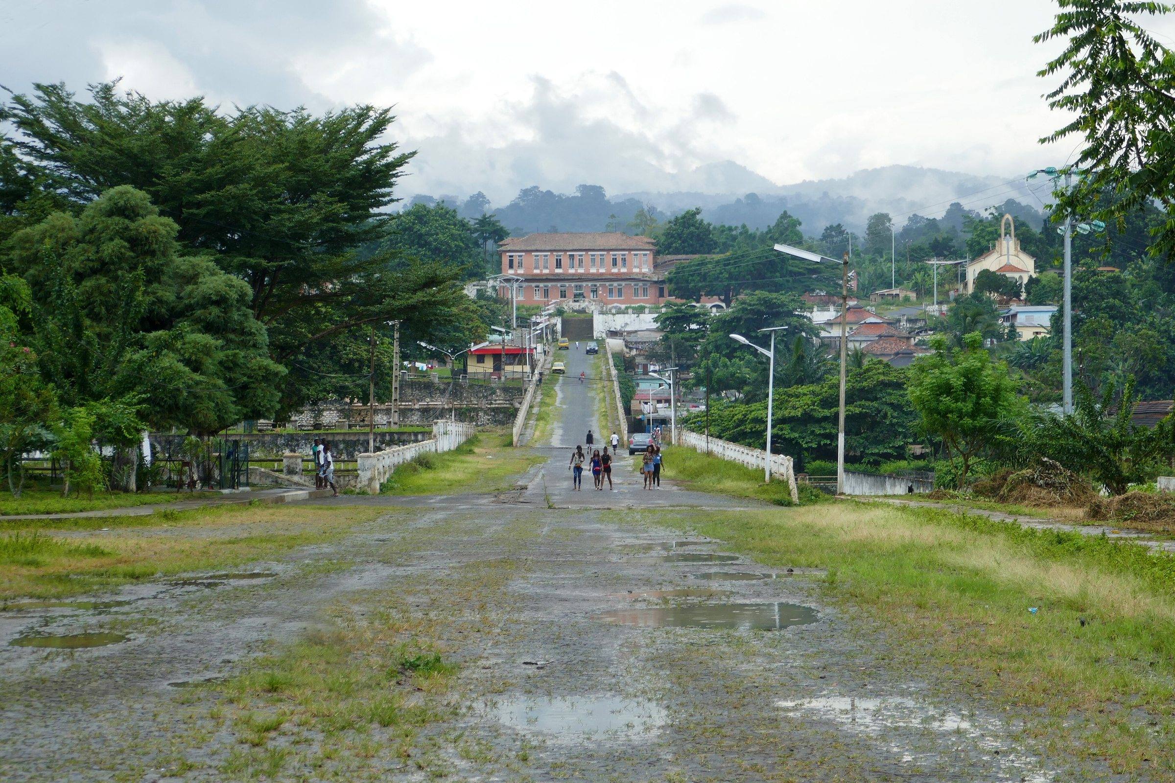 The long avenue leading up to the hospital building of Roça Agostinho Neto, a former plantation estate