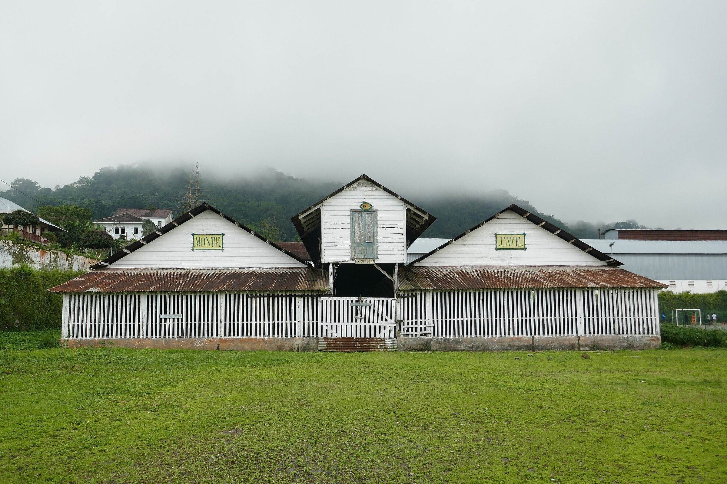 A long white wooden plantation building at Monte Café