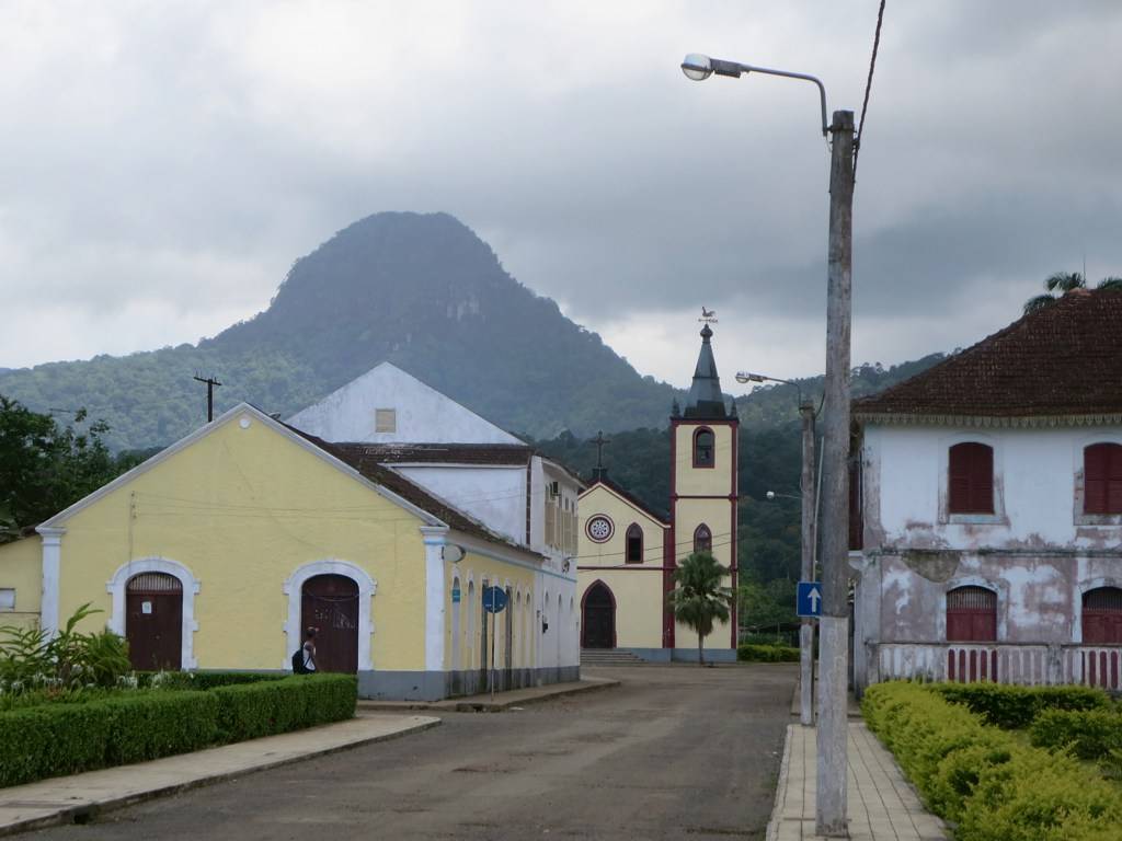 The church of Santo António with the forested cone of Pico Papagaio rising behind the town