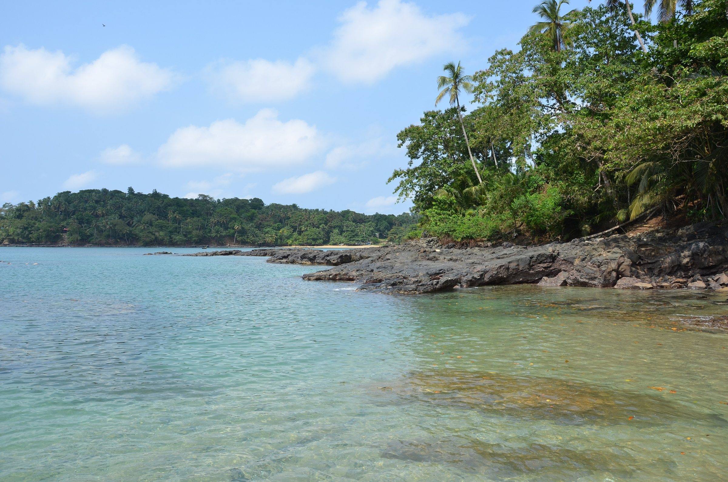 Clear shallow water and rocks at Praia Salgada